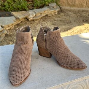 Vince Camuto Beige Tan Perforated Suede Leather Stacked Heel Ankle Boots 6M 36.5